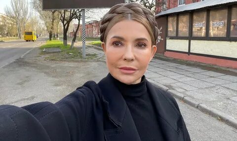 Kiyimsiz va sutyensiz yalangoch ayollar