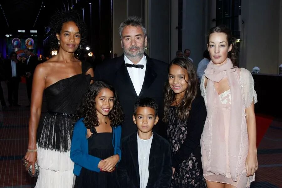 Вирджиния силла и карин силла с родителями. Сатин бессон дочь люка бессона. Сатин бессон. Дочь бессона. Мао бессон.