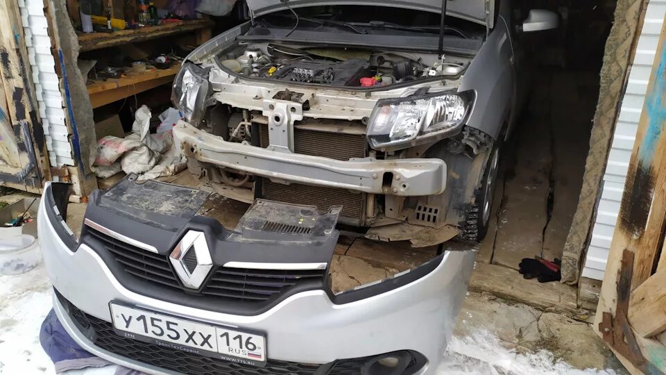 Renault Sandero 2 без бампера. Рено Логан 2 без переднего бампера. Логан 2 без бампера. Снятие переднего бампера Sandero 1. Замена радиатора сандеро