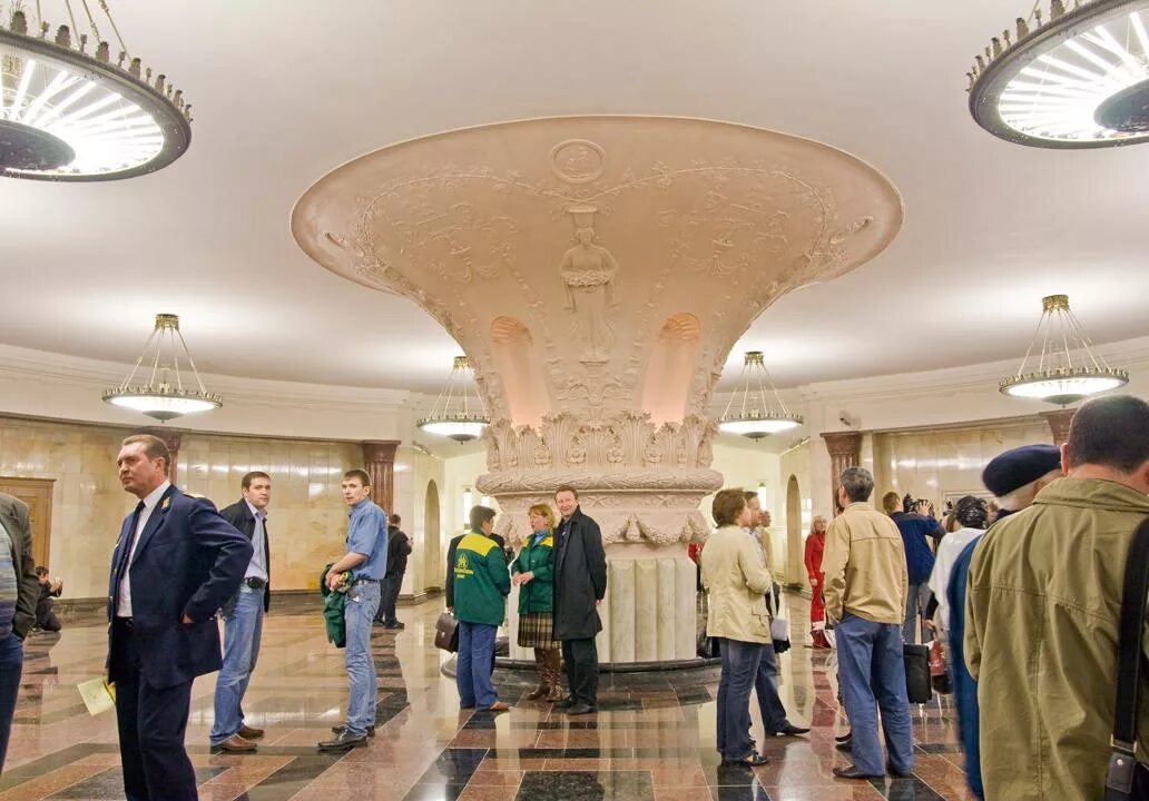 Кольцевая очередь. Станция курская кольцевая. курское метро. курский метро новый зал.