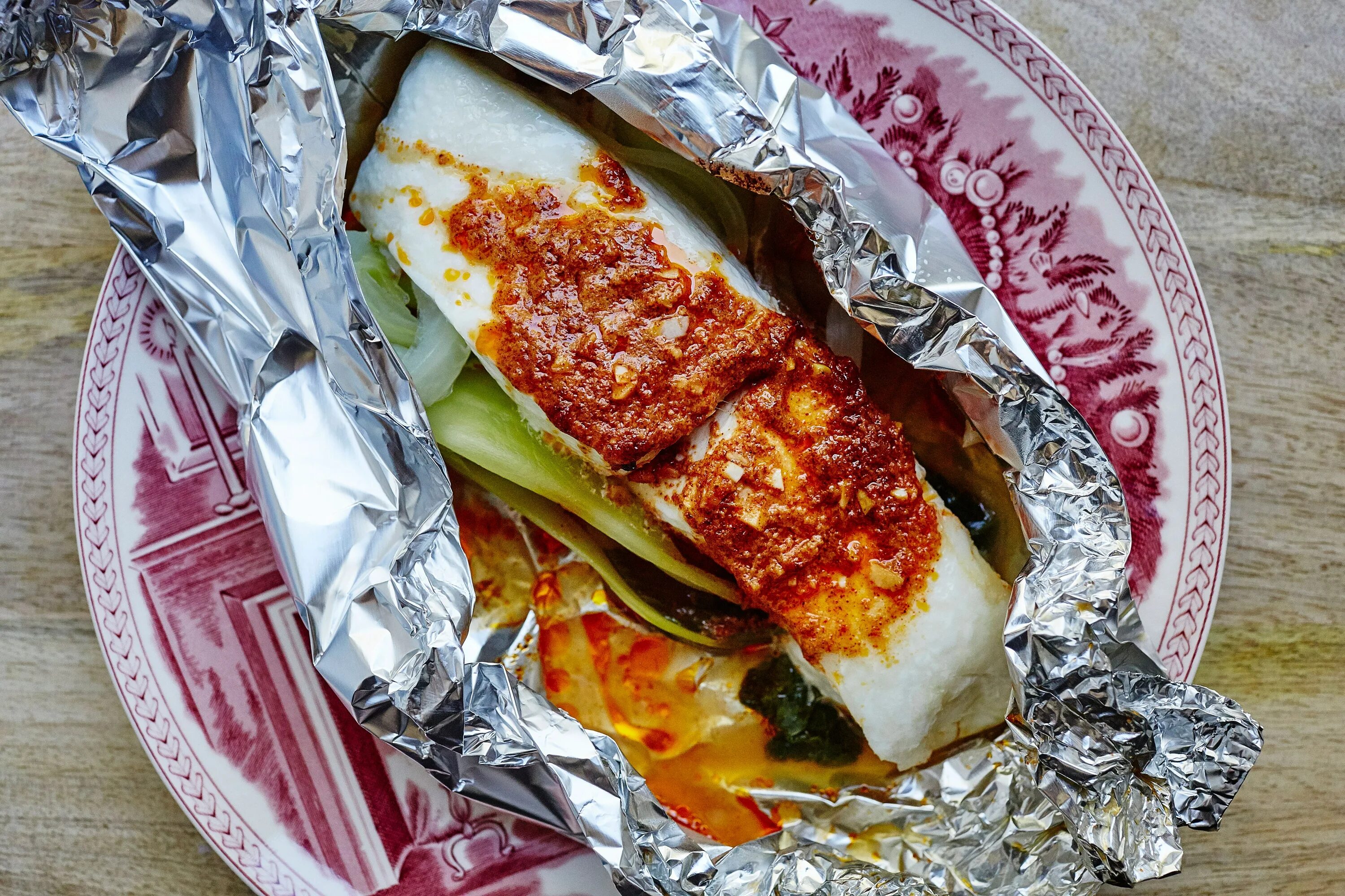 Палтус целиком в духовке. Палтус в духовке в фольге. Палтус запеченный фольге. Палтус запеченный фольге. Филе запеченное в фольге.