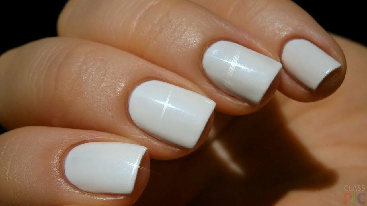 Почему лак белый. Лак для ногтей essie белый. Маникюр белый перламутр. Шеллак белый. Белый однотонный маникюр.
