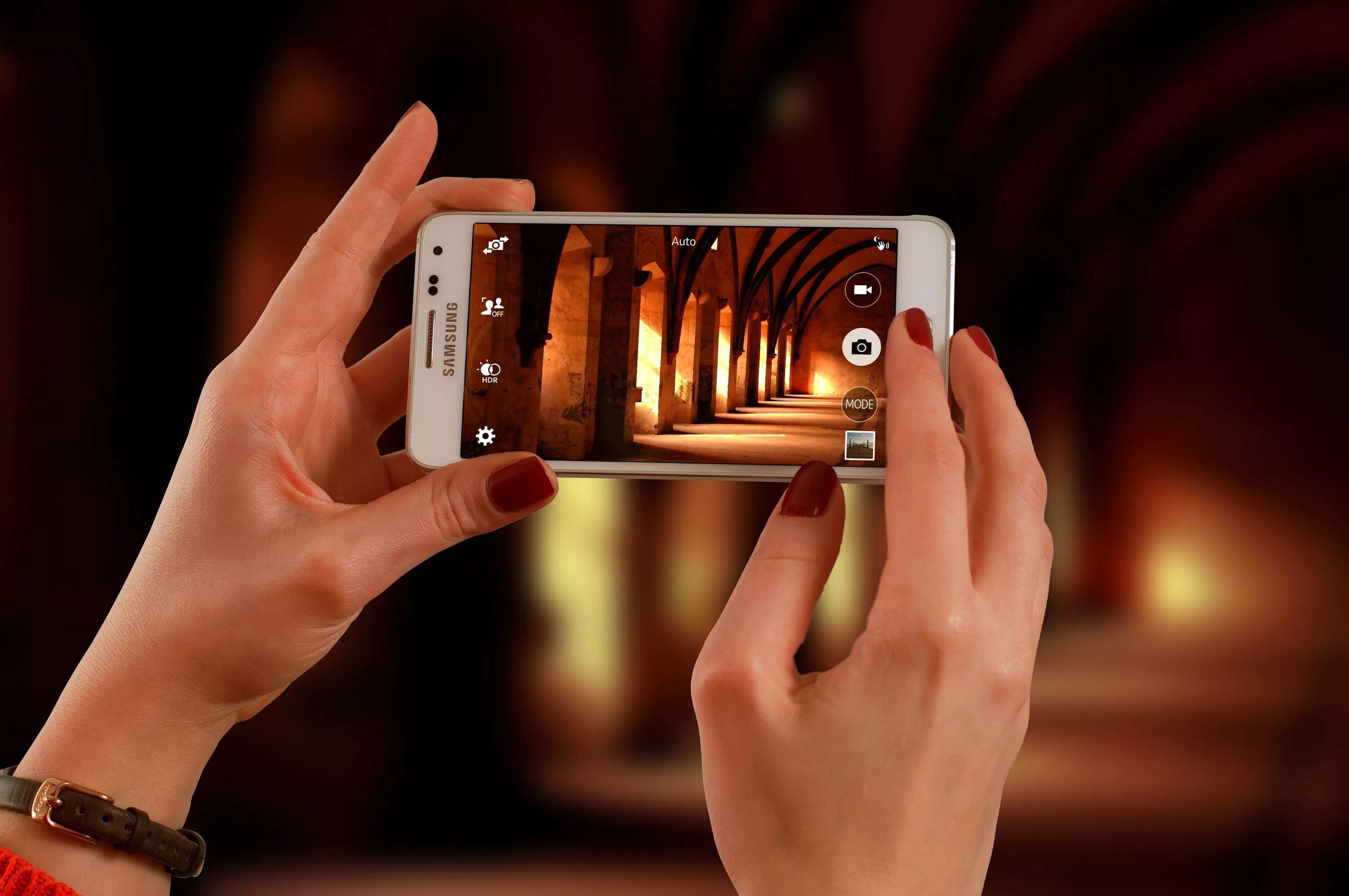 Телефон фото картинки. Samsung m52 5g. Фотографирует на смартфон. Смартфон в руке. Смартфон на ладони.