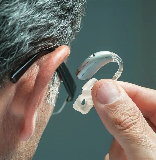 Чистка слухового аппарата. Очковые слуховые аппараты. Слуховой аппарат к айфону. Слуховой аппарат гарнитура. Очки со слуховым аппаратом.