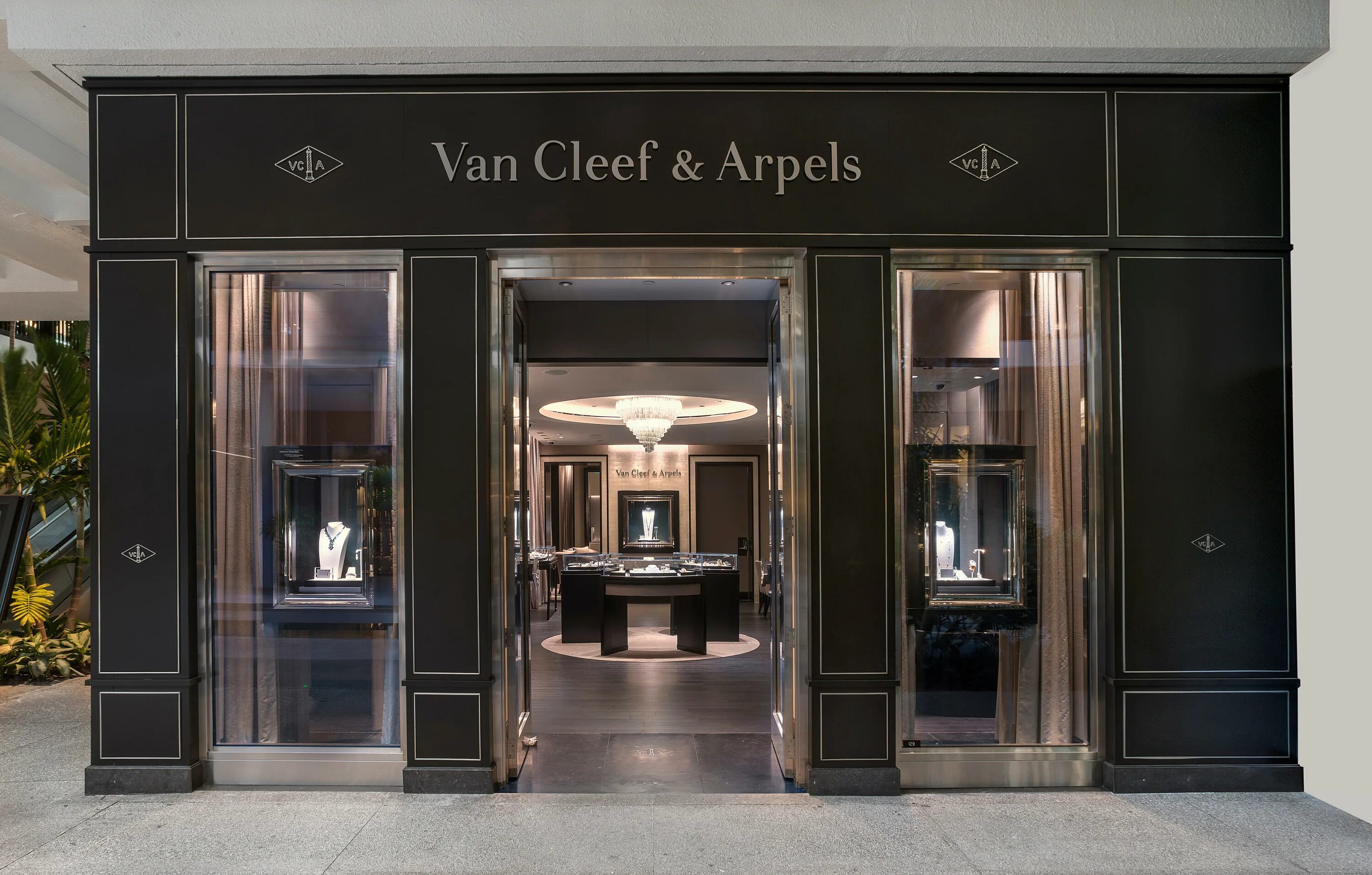 Van Cleef Arpels бутик. Van Cleef & Arpels магазин. Van Cleef Arpels бутик Москва. ГУМ van Cleef and Arpels.