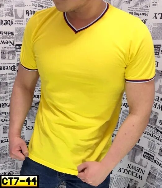 Желтая футболка мужская. Мужчина в желтой футболке. Футболка желтого цвета мужская. Футболка мужская комбинированная.