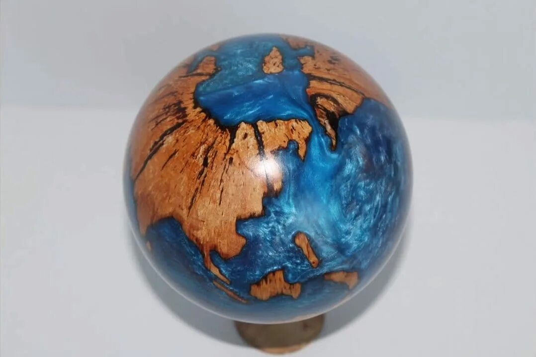 Глобус из эпоксидной смолы. Планета земля из смолы. Глобусы планеты + натуральные камни. Часы из эпоксидной смолы Планета земля. Планеты самодельные