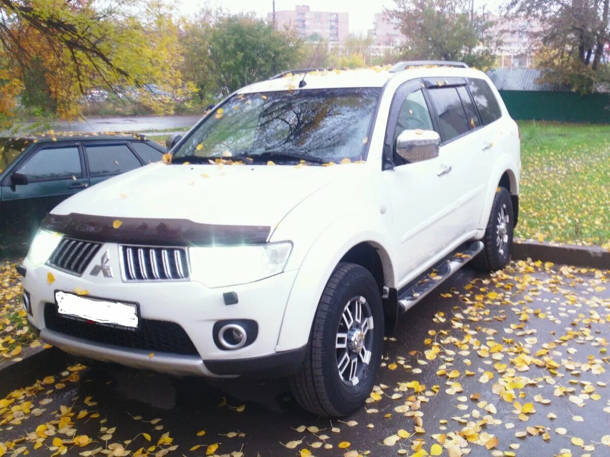 Мицубиси с пробегом в московской области. Митсубиси Паджеро 2 белый. Mitsubishi Pajero Sport внедорожник белый 2012. Mitsubishi Pajero Sport 2 белый цвет. Паджеро спорт 2 белый с черной крышей.