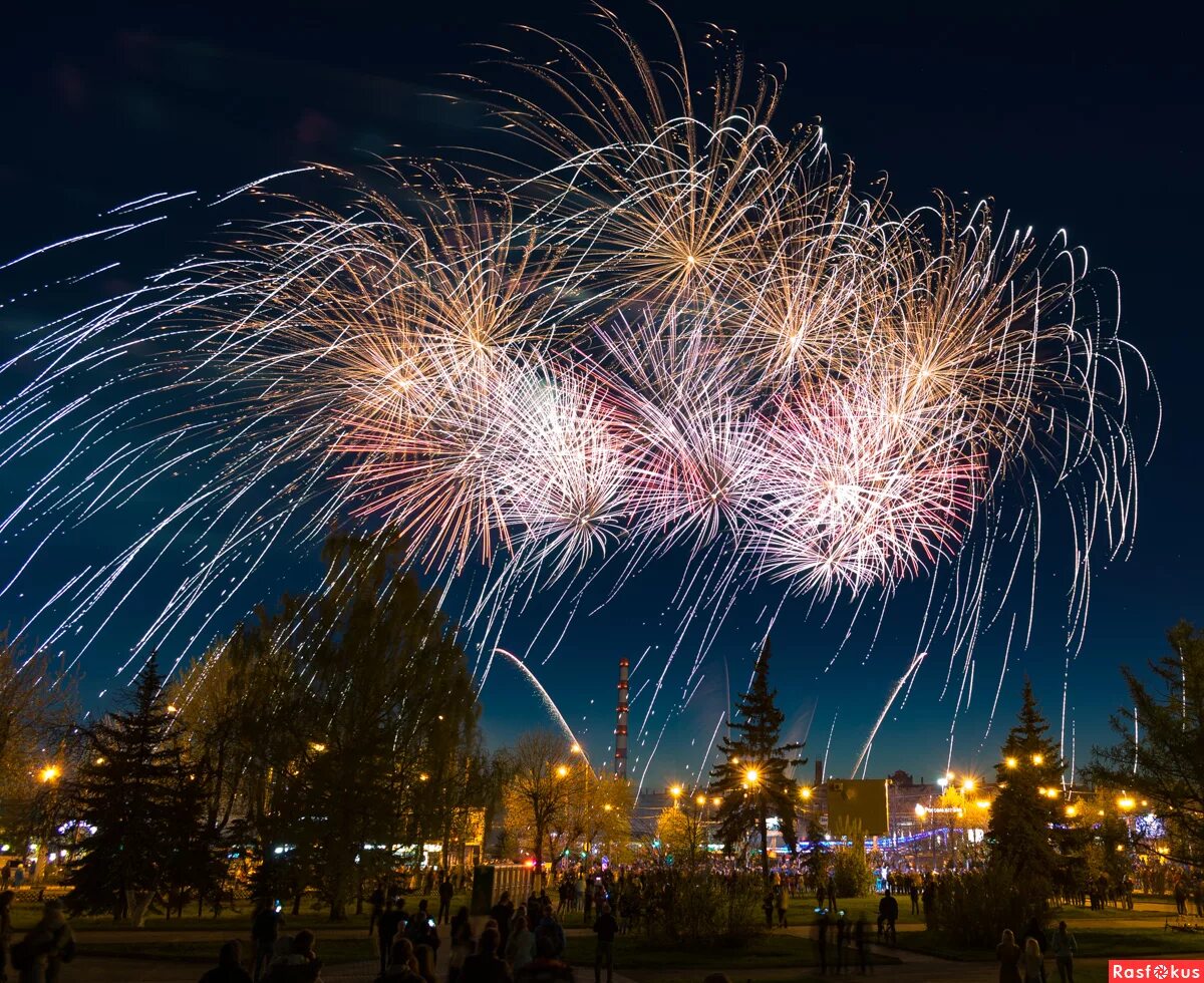 салют 9 мая самара. фейерверки в честь дня рождения дениса. салют в кингисеппе. в честь дня города. 9 мая праздничный салют в честь дня победы в москве.