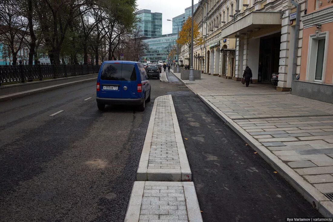 Тротуар в жилой зоне. Улица Пушкинская велодорожка Ростов. Велодорожка на Неглинной в Москве. Улица Неглинная после реконструкции. Велодорожка вдоль тротуара.