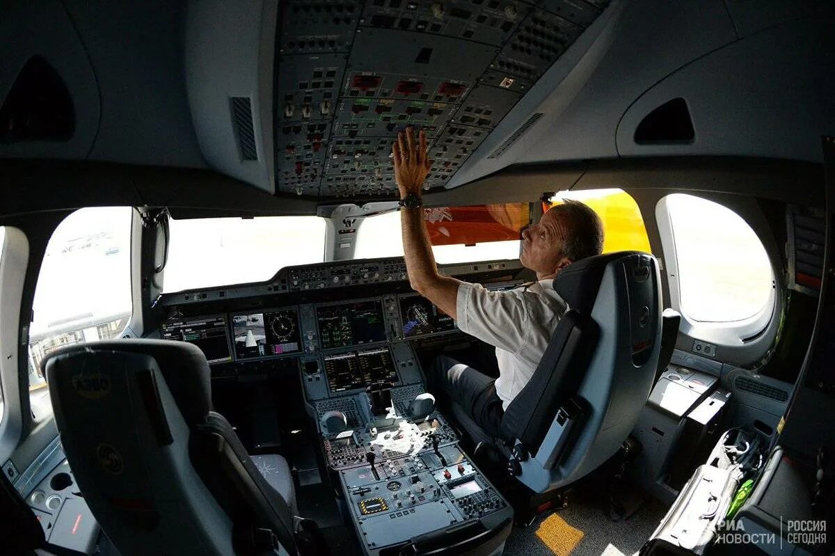 Штурвал пилота. Боинг 777 кабина пилота. Командир воздушного судна с7. Миг-29 истребитель кабина. Пилот летают.