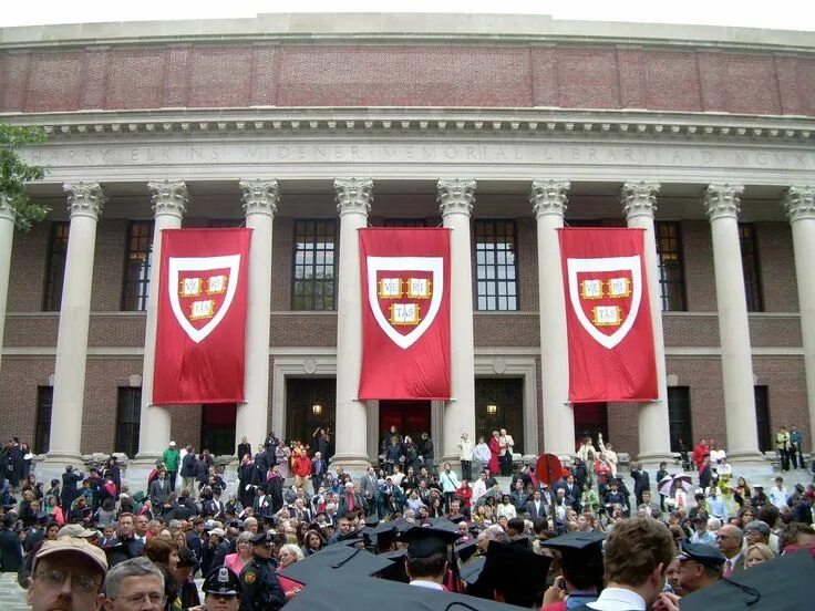 Логотип harvard. Главные ворота гарварда. Кампус гарварда. Эмблемы американских университетов. Гарвардский университет эмблема.