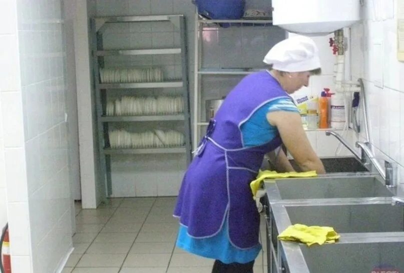 Кухонный рабочий. Мойщики посуды в школьную столовую. Кухонный работник. Уборщица посудомойщица. Посудомойщица спб