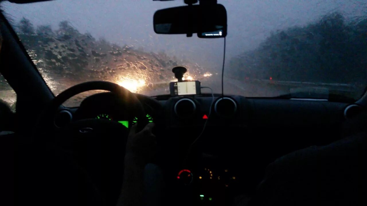 Хорошо в машине в дождь. Вид из окна машины. Красивый вид из машины. Вид из машины на дорогу. Ночная поездка.