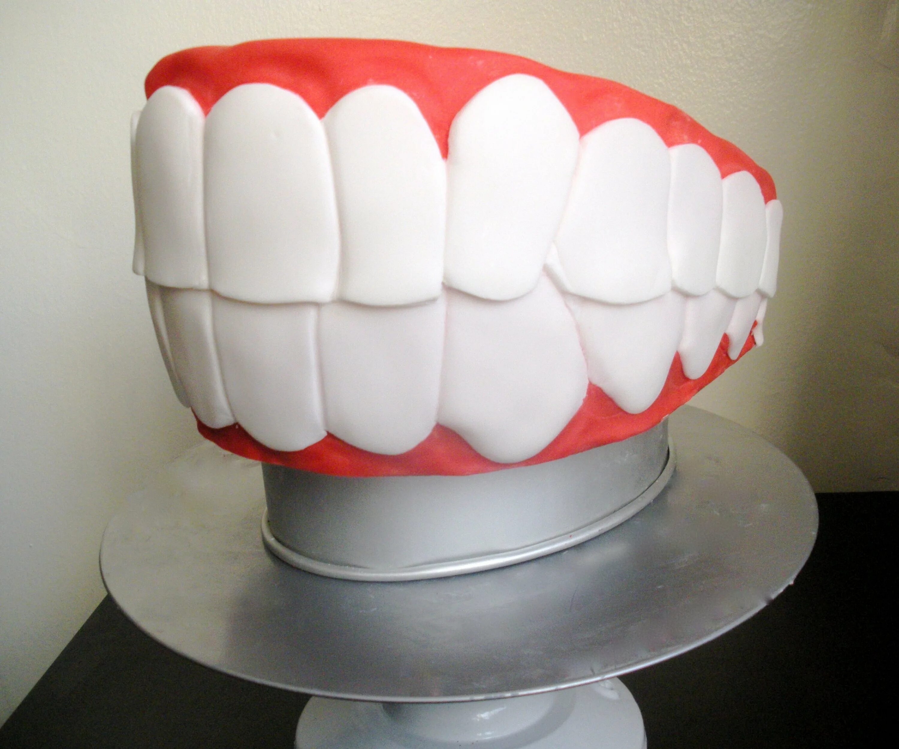 Торт для стоматолога. Торт зуб для стоматолога. Торт для зубного врача. Торт для стоматолога. Торт в виде зуба.