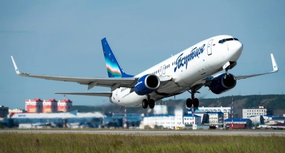 Красноярск якутия авиабилеты. Боинг 737 якутия. самолеты авиакомпании якутия. пейзаж с самолетом. авиапарк якутия.