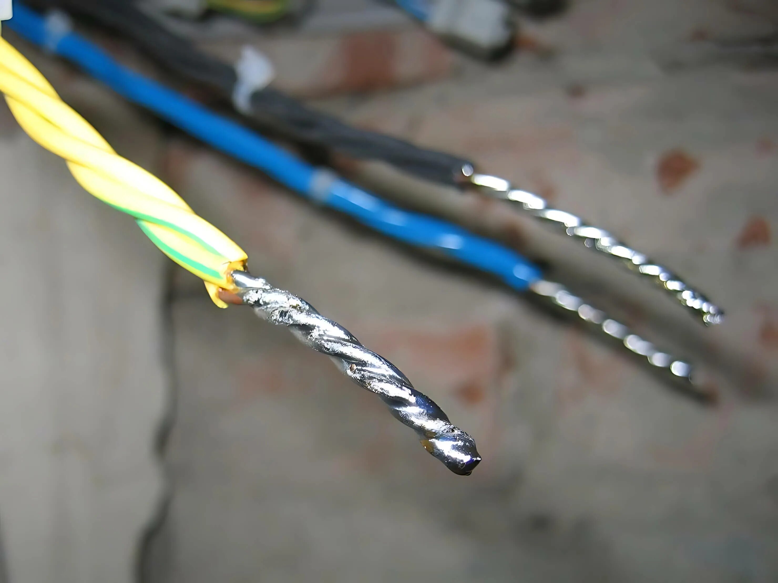 Соединение алюминиевых кабелей. Пайка проводов 220. Пайка соединений медных проводов. Пайка соединений проводов 3х25мм. Соединение проводов скруткой и пайкой.