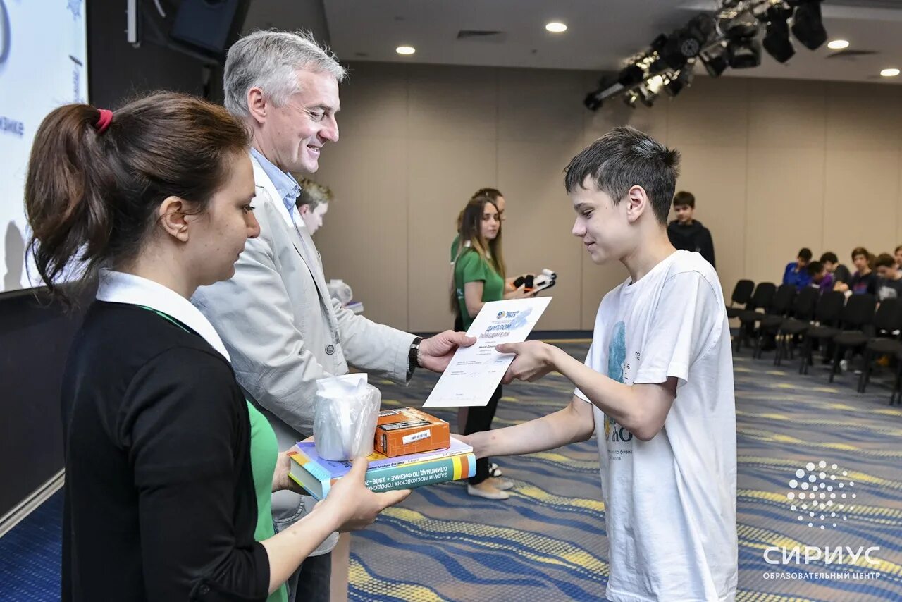 Результаты олимпиады максвелла по физике. Олимпиада максвелла логотип. Результаты олимпиады максвелла по физике. Олимпиада максвелла. Сириус образовательный центр олимпиады.