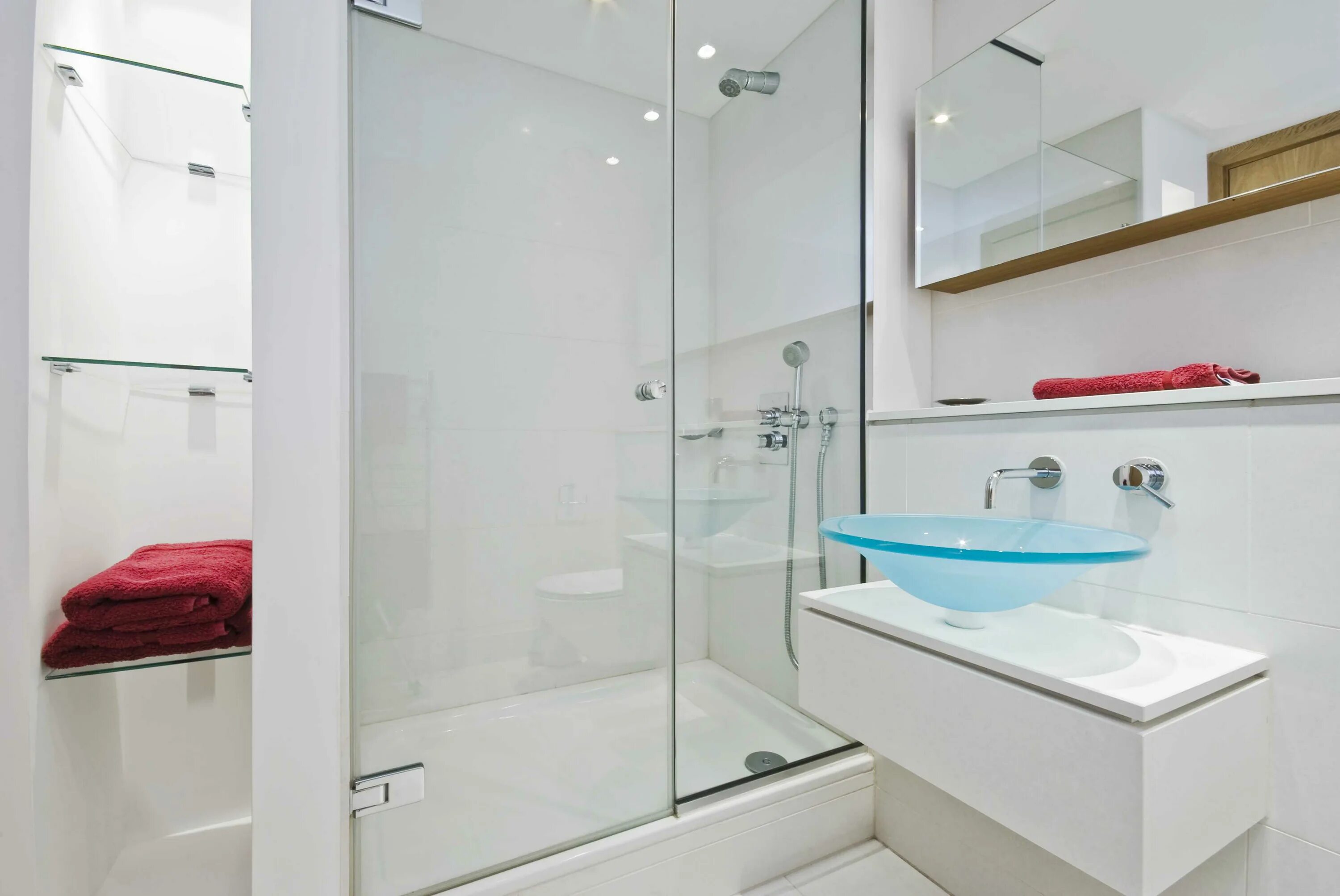 Ванная комната со стеклянной перегородкой. Стеклянная перегородка в ванную. Стеклянное ограждение для ванны. Ванна со стеклянной перегородкой. Стеклянный экран для ванны