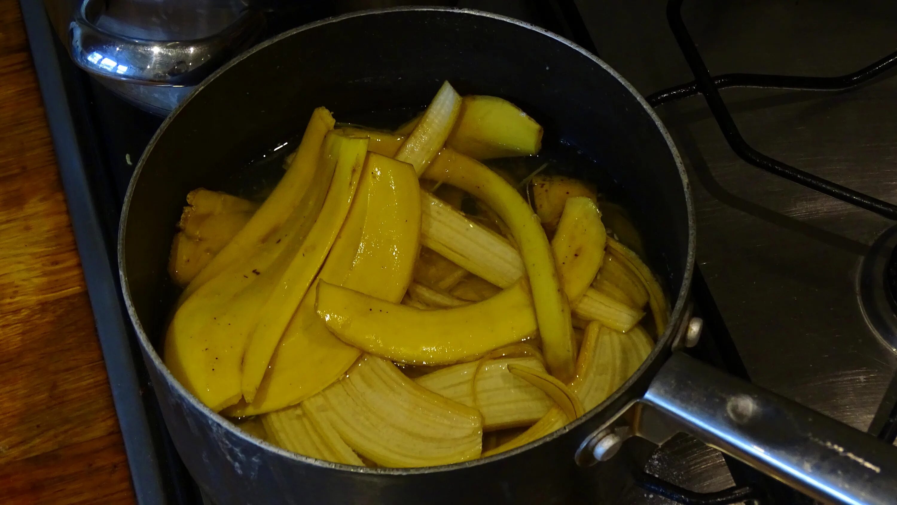Рецепт банановой кожуры. Отвар из кожуры банана. Вареные бананы. Банан в кастрюле. Банановая кожура.