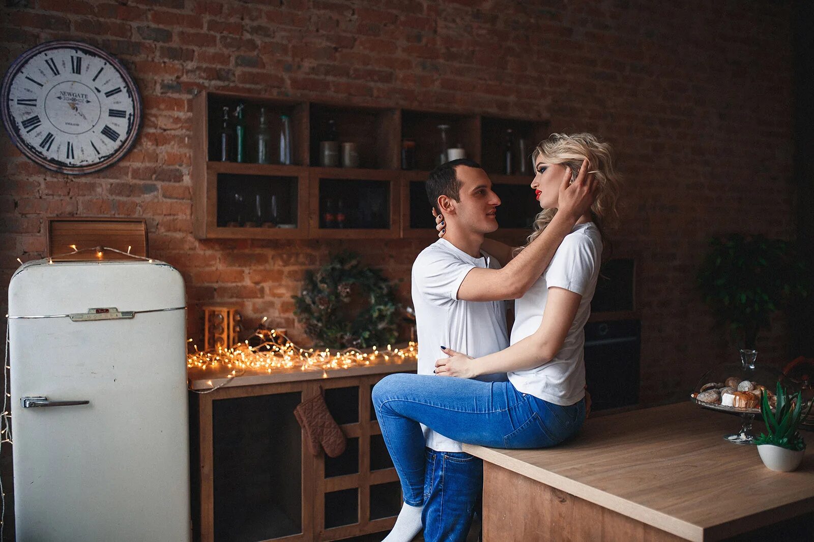 лав стори дома. лавстори в студии. фотосессия пары в студии. Love story фотосессия в студии. лав стори дома.