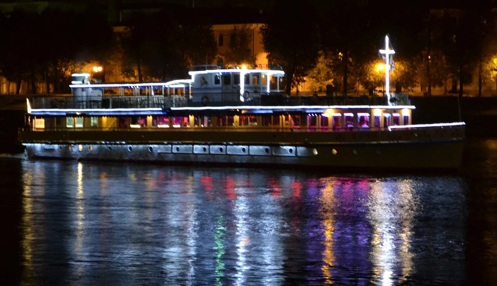 Прогулки на теплоходе в нижнем новгороде. Теплоход Садко Великий Новгород. Теплоход вече Великий Новгород. Нижний Новгород теплоходы ночь. Теплоход Тюмень Купеческая.