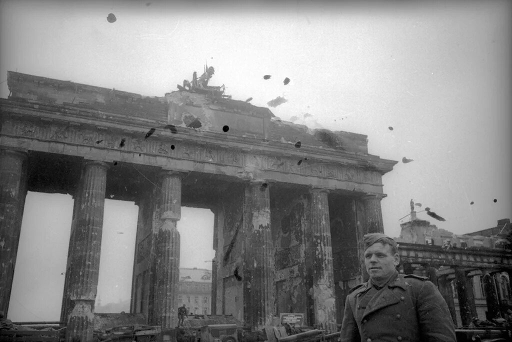 Памятник который был разрушен в 1930 годы. Арка в Берлине 1945. Бранденбургские ворота Берлин 1945. Бранденбургские ворота в Берлине 1941. Триумфальная арка Берлин 1945.