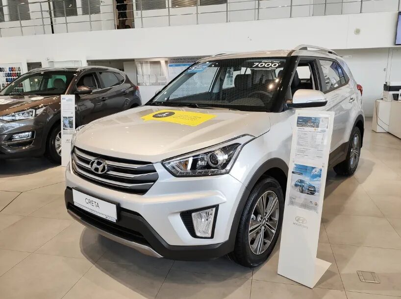 Hyundai Creta. Hyundai Creta в автосалоне. Хендай Крета у500хм. Hyundai Creta дилер.