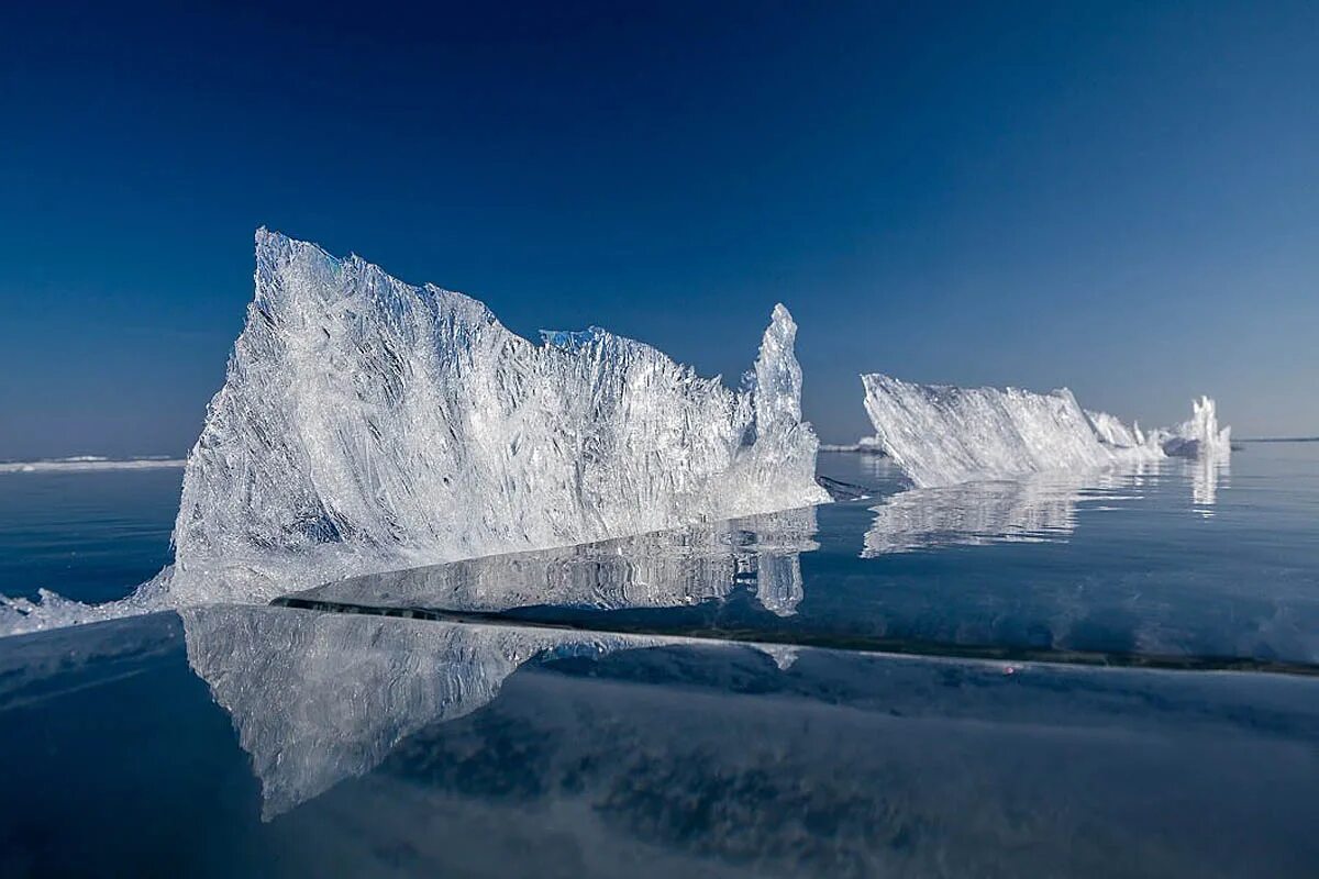 Лед взятый. Озеро Байкал лед. Байкал зимой лед. Зимний Байкал лед Байкала. Озеро Байкал ледяные шатры.