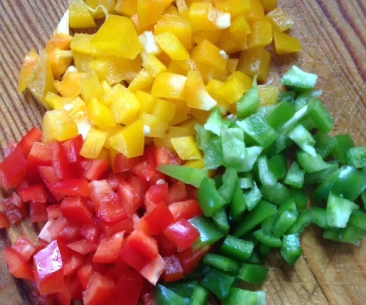Нарезать квадратиками. Мелко нарезанные овощи. Кубики "овощи". Перец нарезанный кубиками. Болгарский перец мелко нарезанный.