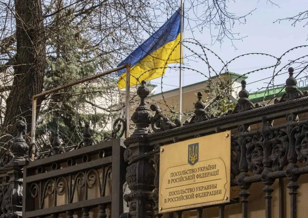 Посольство украины в варшаве. Консульство украины в москве. Консул сша в молдове. Консула украины. Здание посольства украины в москве.