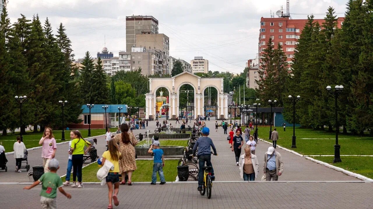 Парк маяковского екатеринбург. 28 июня парк маяковского екатеринбург. Парк имени маяковского екатеринбург. Цпкио екатеринбург. Центральный парк екатеринбург маяковского.