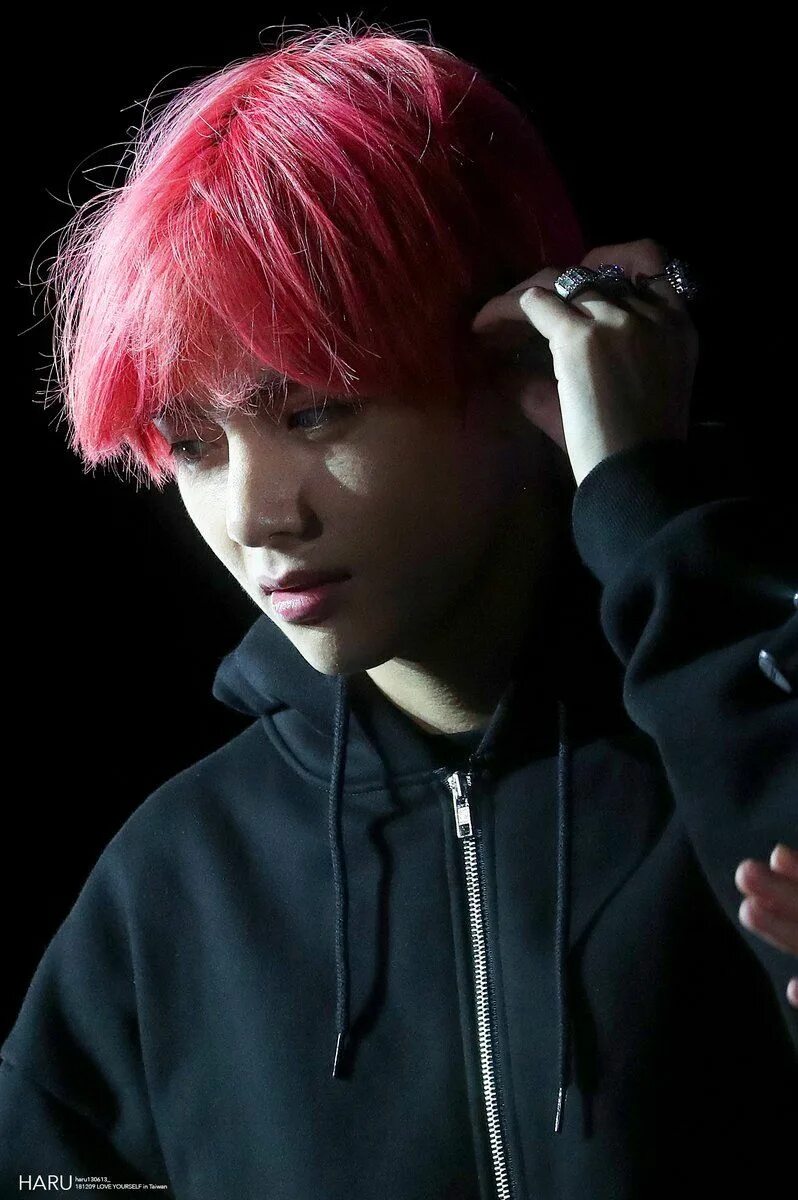 Bts red. Тэхен бтс. Тэхен бтс с красными волосами. Тэхен в красном. Ви бтс.