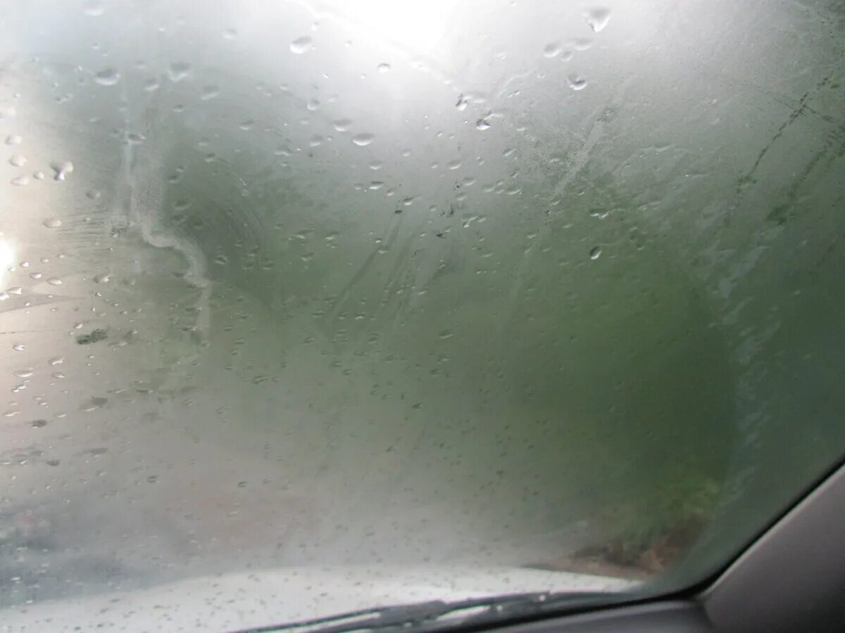 Машина запотевает в дождь. Запотевшие стекла в машине. Запотевшее стекло. Запотевание стекла. Запотевание стекол в автомобиле.