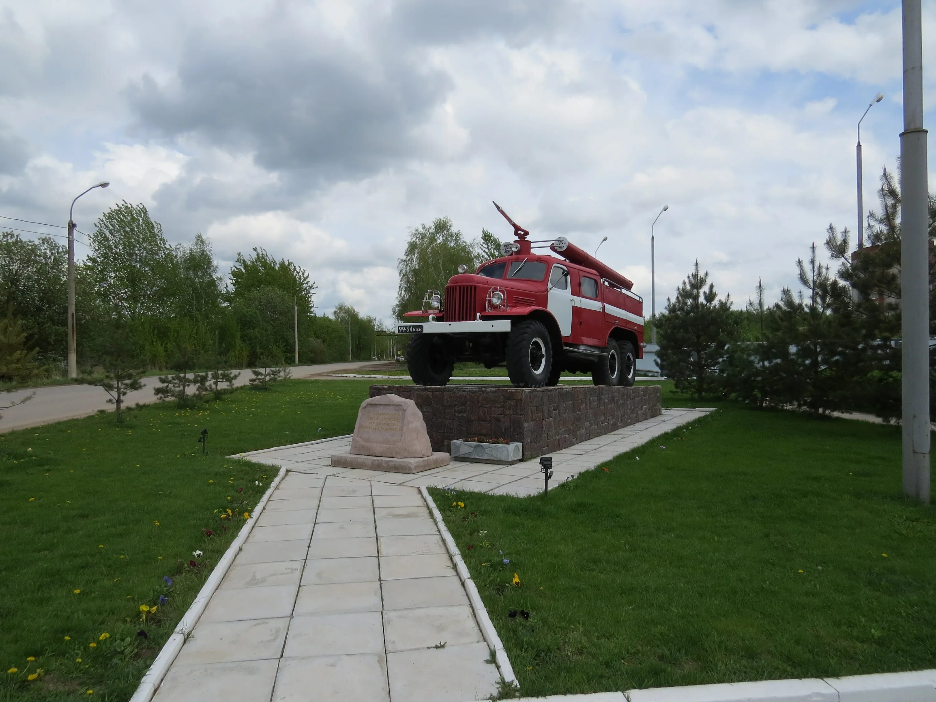 Памятник пожарному автомобилю