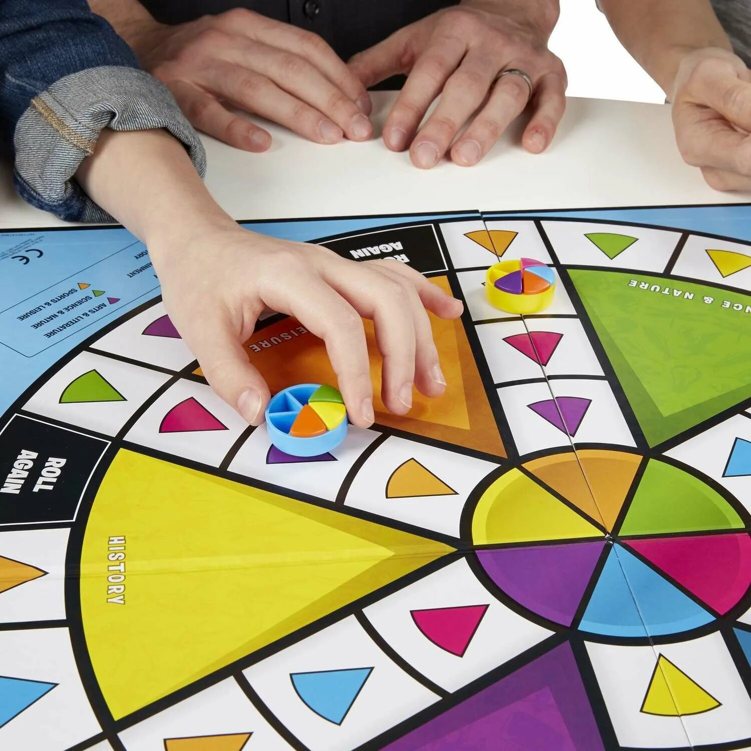 Игра trivial Pursuit. Trivial Pursuit настольная игра. Тривиал персьют от Хасбро. Trivial Pursuit семейное издание.