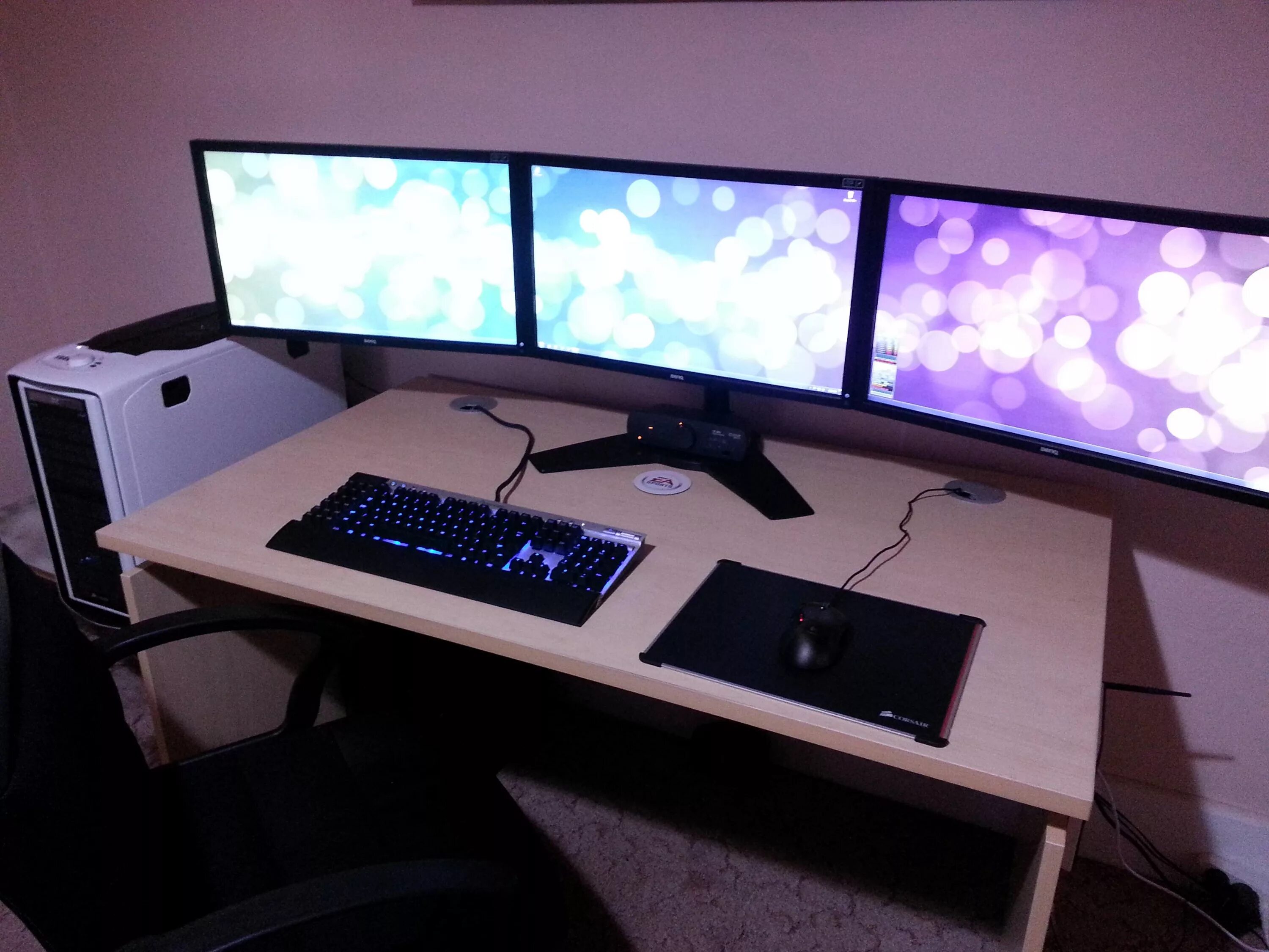 Monitor setup. Triple monitor setup. трипл монитор сетап. triple monitor pc bundle. монитор qube.
