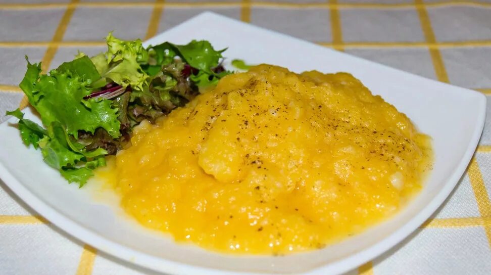 гарнир из нута. гороховая каша в тарелке. гороховый гарнир. гороховая каша толченая. гороховый гарнир.