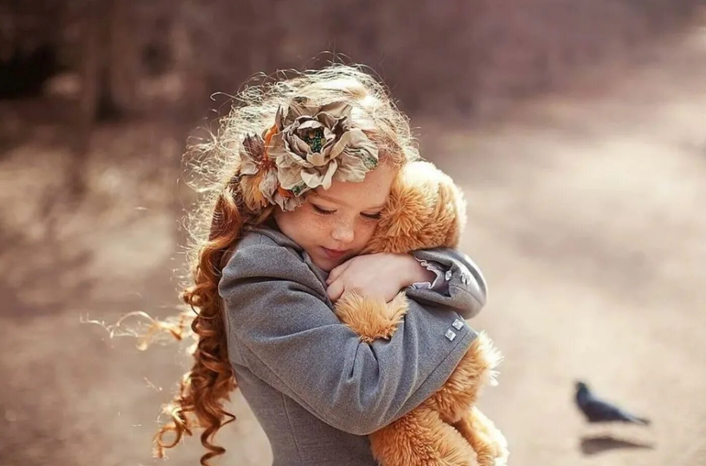 Не любимый ребенок бывшего. Девочка обнимает игрушку. Доброта радость. Доброта радость счастье. Теплые объятия.