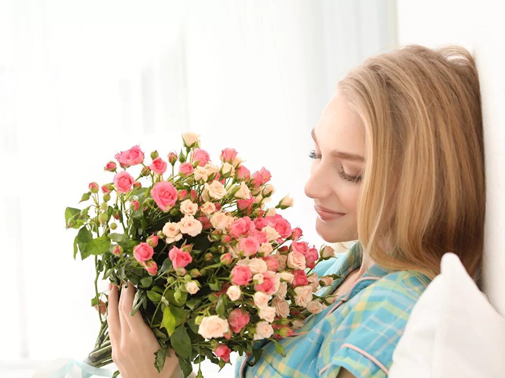 Парень дарит девушке цветы. Мужчина дарит букет женщине. Букет роз на свидание. Парень с цветами. Девушке дарят цветы.