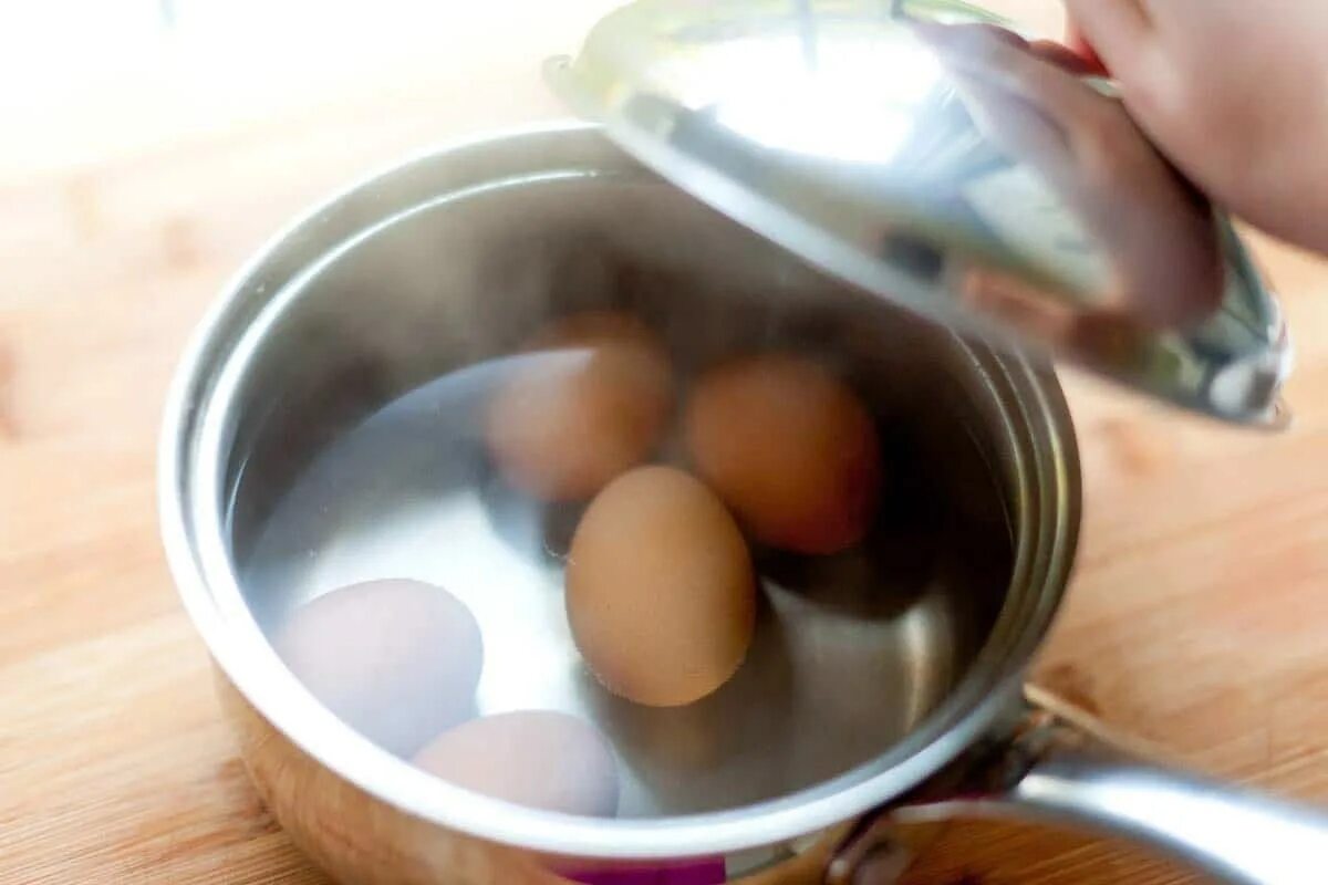 Сварить яйца в холодной воде. Яйца варятся. Жареные вареные яйца. Чем полезно вареное яйцо. Яйца готовые.