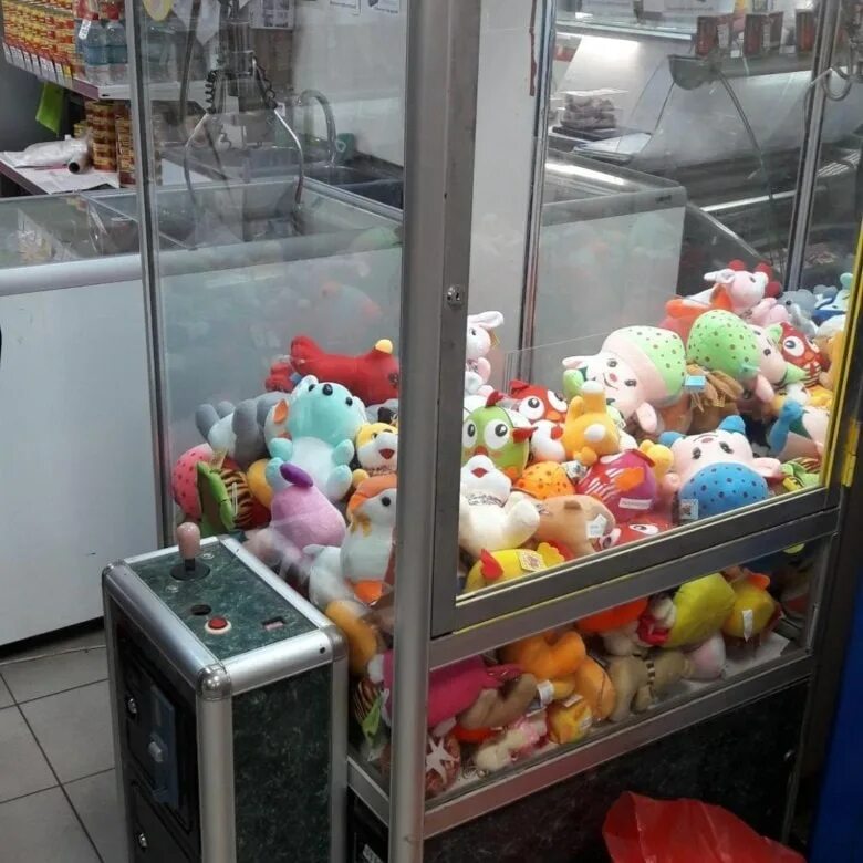 Как достать игрушку из автомата