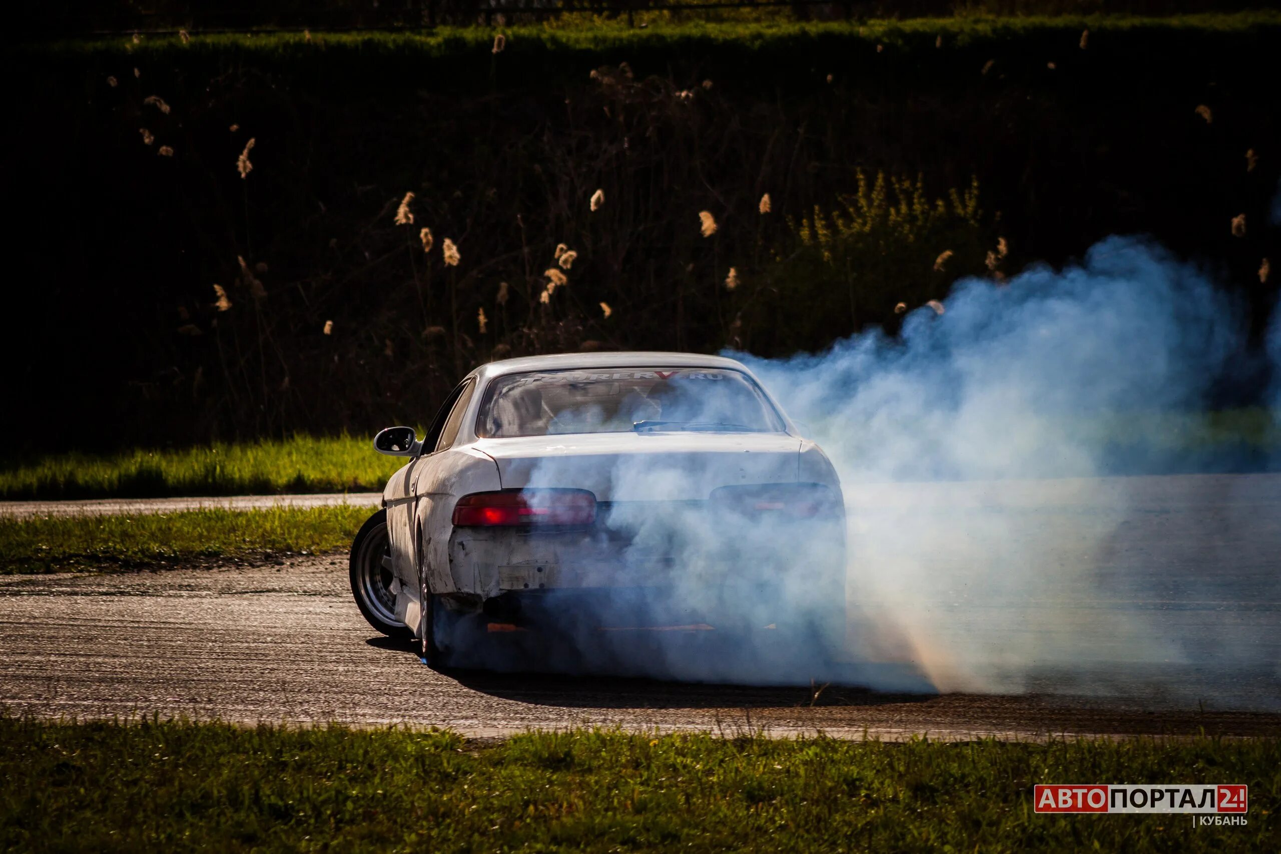 Почему машина парит. Почему машина парит. Выхлопная труба машины. Выхлопная труба автомобиля. Цвет дыма из выхлопной трубы.