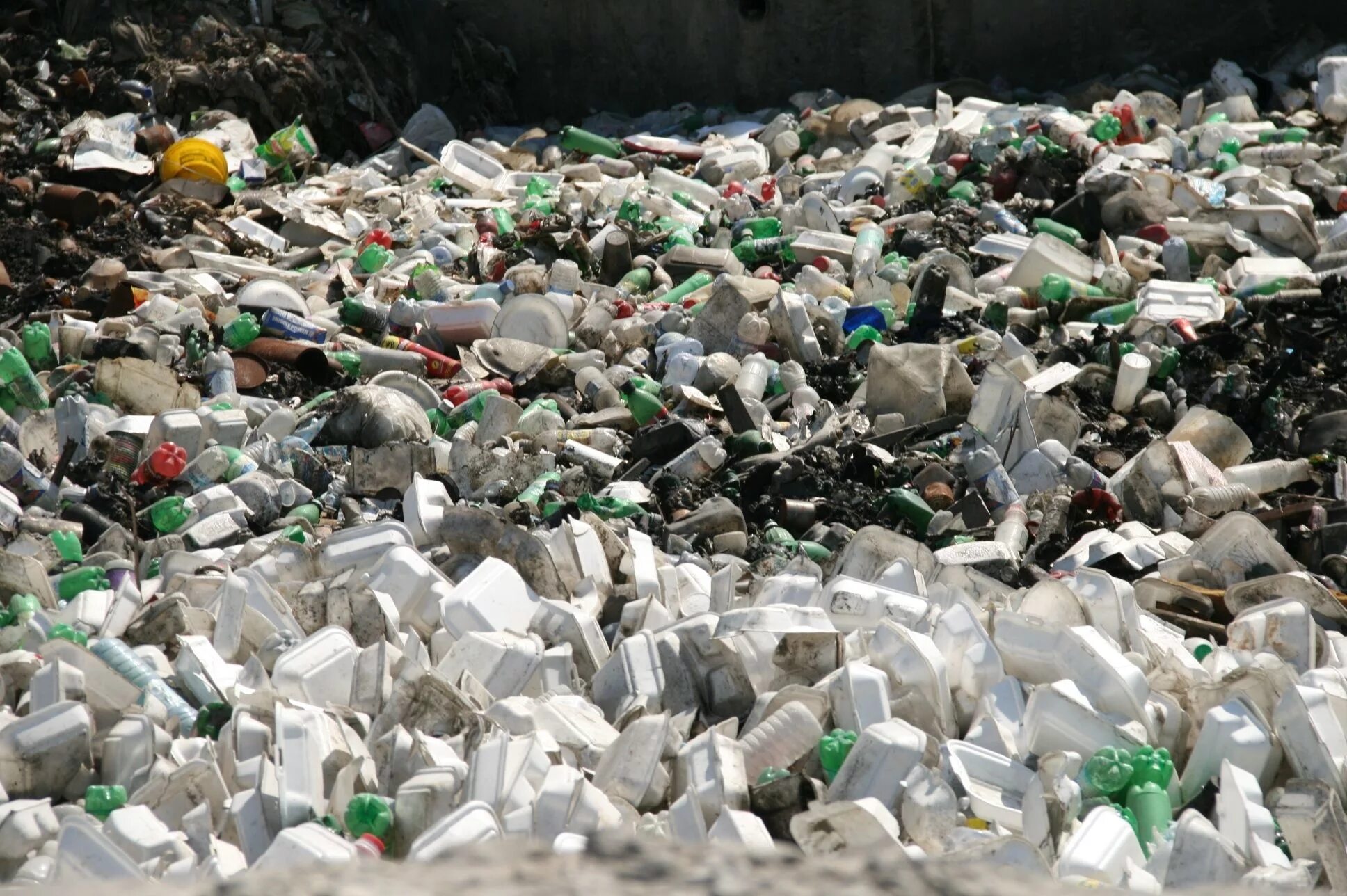 Х отходов. Пластиковые отходы. Пластмасса свалка. Пластиковый мусор. Свалка полиэтилена.