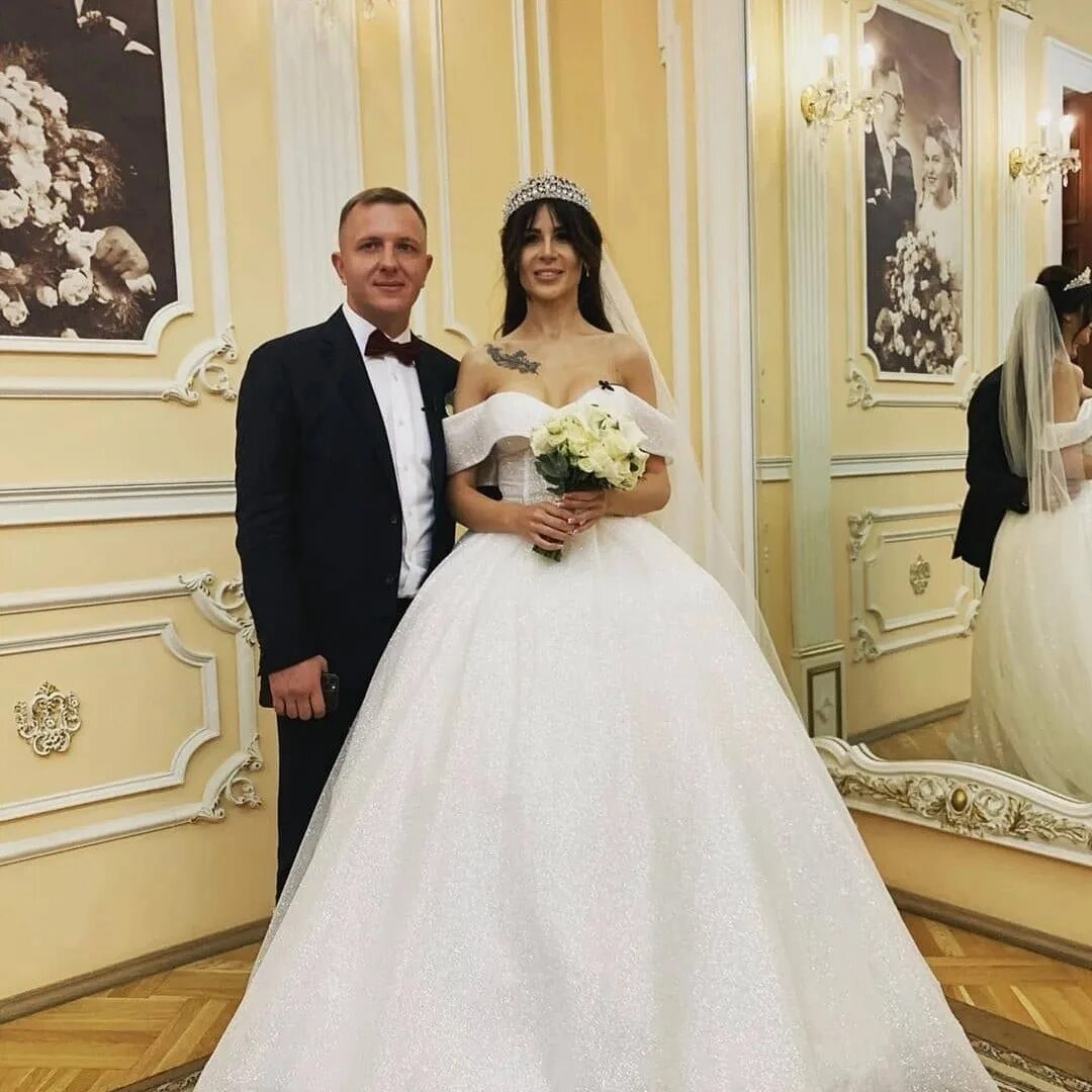 Настя вышла из дома