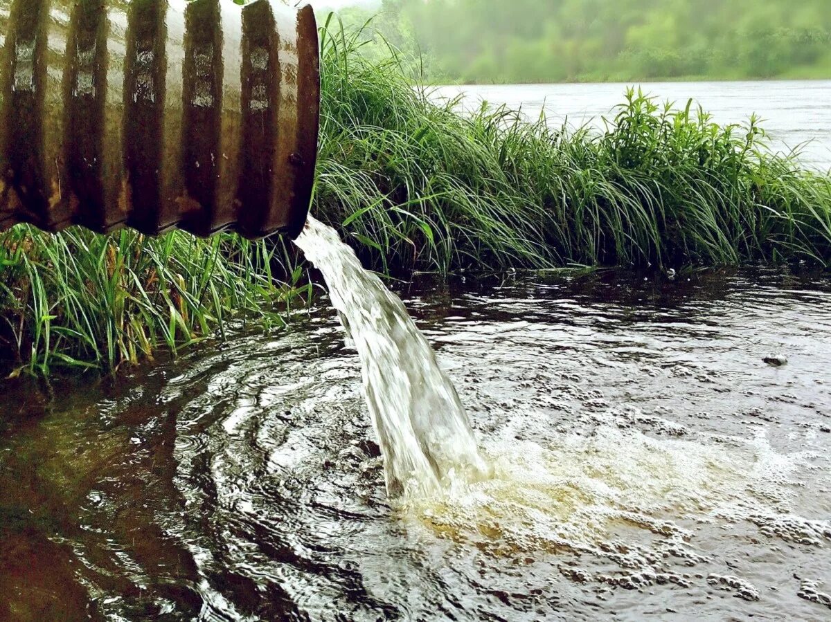 Загрязнение водохранилища. Каховская ГЭС плотина. Сточные воды. Загрязнение воды. Загрязнение водоемов.