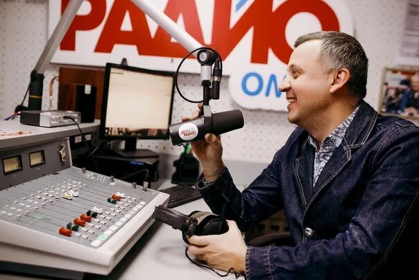 Авторадио 106.8. Ведущие Авторадио Омск. Радио студия. Радиостудии 2000х годов.