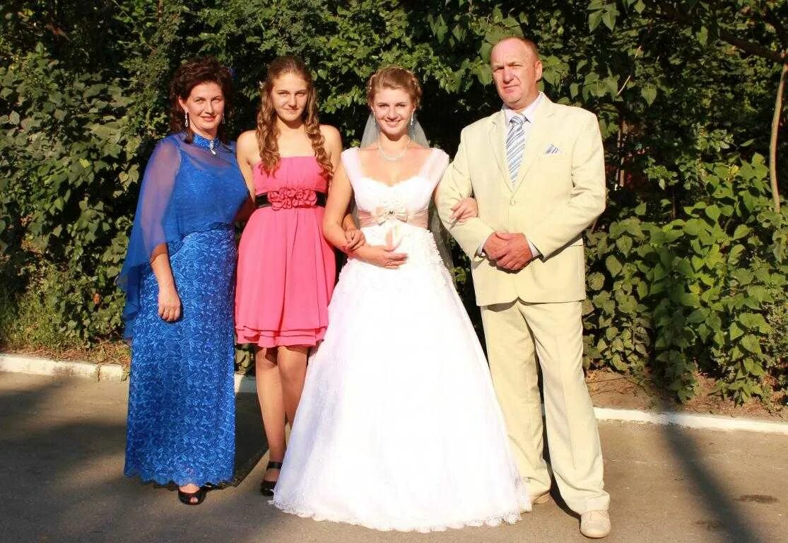 Родители на свадьбе одежда. Платье для родителей на свадьбу. Платье на свадьбу дочери. Одежда на свадьбу для родителей невесты.
