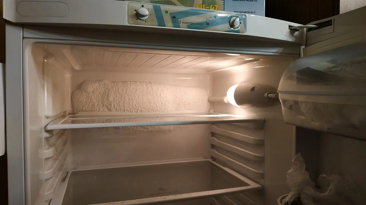 Морозит морозилка холодильника индезит. Холодильник Индезит намерзание. Холодильник "Атлант" внутренняя морозильная камера. Намерзает морозильная камера холодильник Атлант. Холодильник Индезит морозилка намерзает лед.