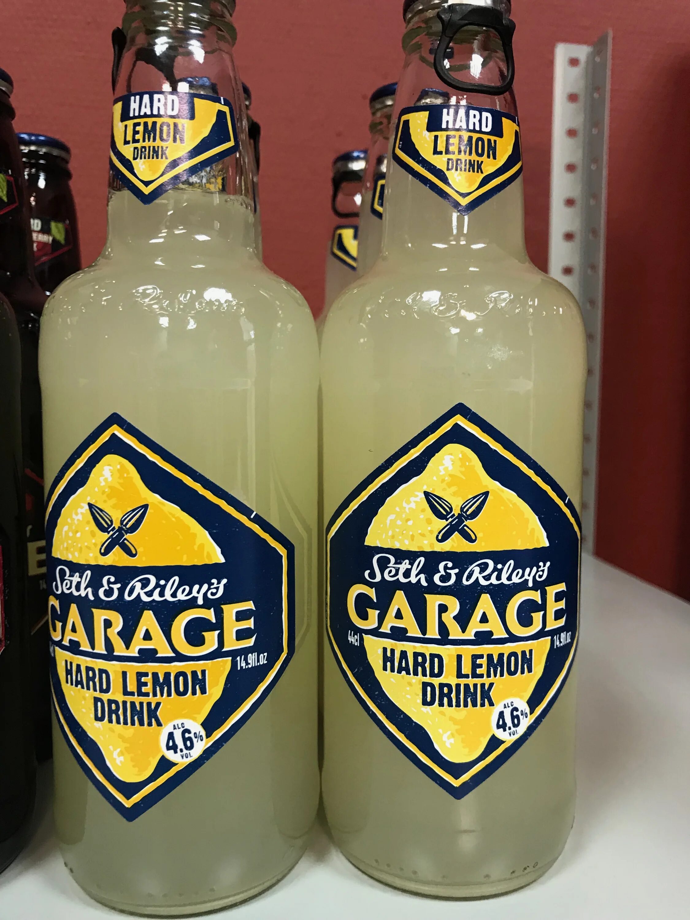 Seth riley garage. Seth Riley s Garage вкусы. Лимонный пивной напиток Garage. Пиво Seth and Riley's. Сет энд Райлис гараж.